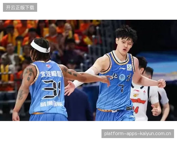 CBA北京后场封盖转为快攻稳稳拿下三分，展现无与伦比的篮球智慧